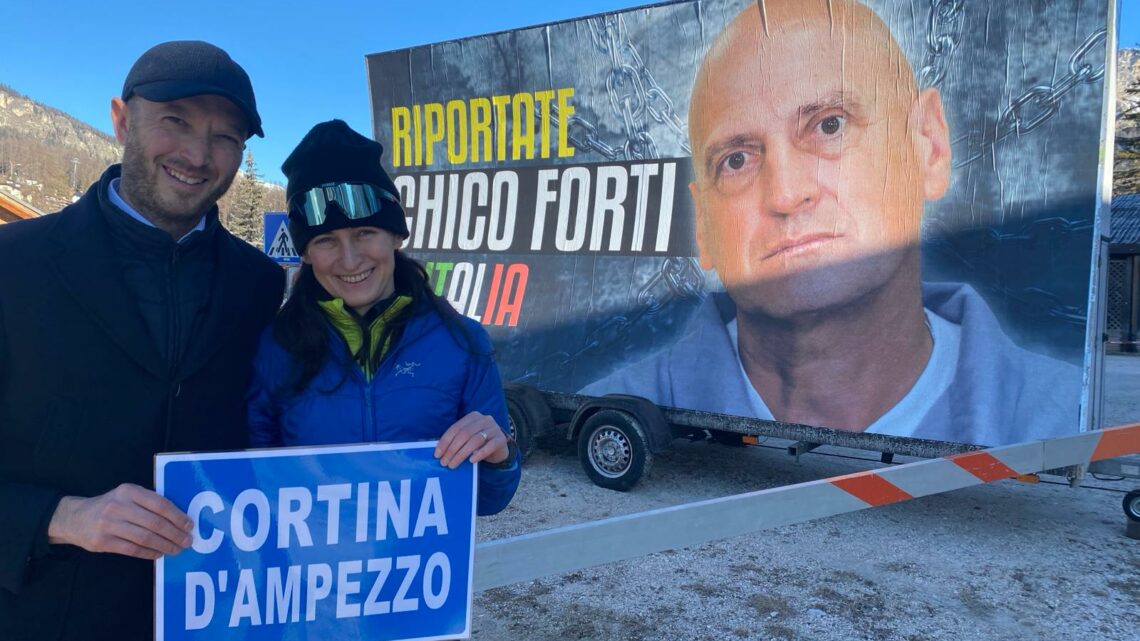 Cortina d’Ampezzo, Andrea e Martina di fronte al loro albergo chiedono il rientro in Italia di Chico