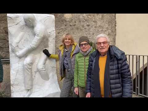 Zio Gianni, Wilma e alcuni amici del Comitato Una Chance per Chico gli hanno mandato gli auguri davanti alla sua statua